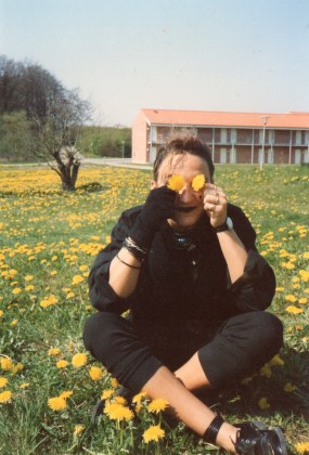 klædt ud foran gymnasiet